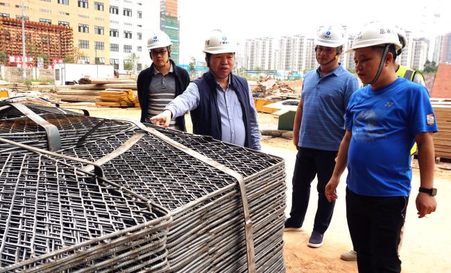 公司党委副书记、纪委书记、工会主席岑廷义深入现场查看。谢微旋 摄.jpg