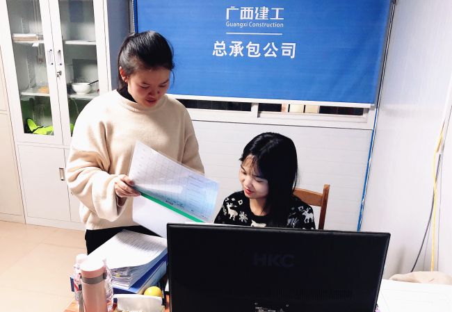 内业工作组加班加点力行“当日事当日毕”；瓶『 摄.jpg