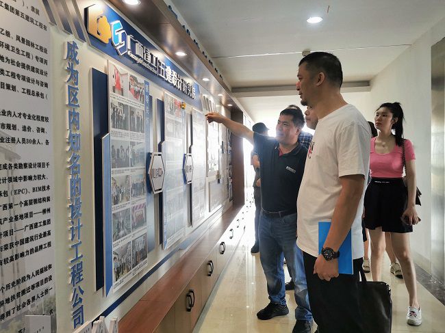 参观文化墙。五建设计研究院供图（修图）.jpg
