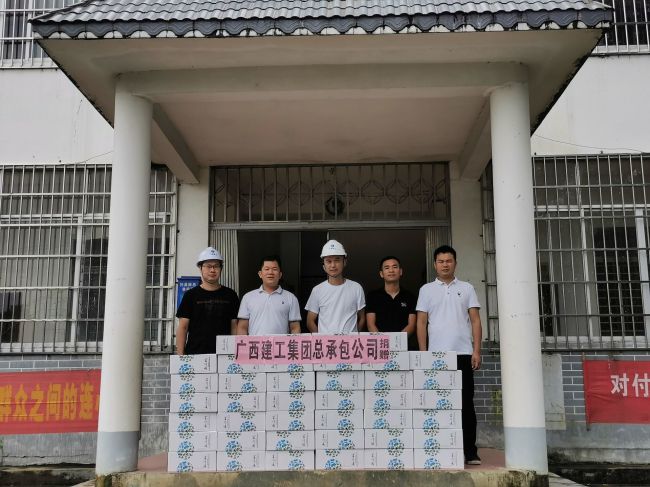 捐赠抗灾物资。谭山泉 摄（修图）.jpg