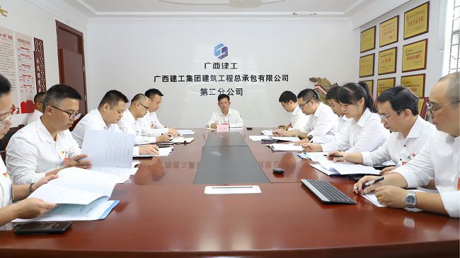 牙高峰参加分组讨论（修图）.jpg